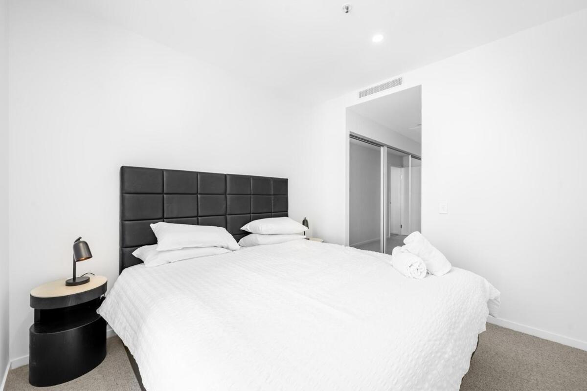 Modern 2 Bedroom Apartment In Phillip With Parking Exterior photo